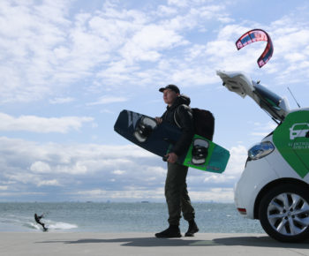 _X6I6922 Man with snowboard and a Green