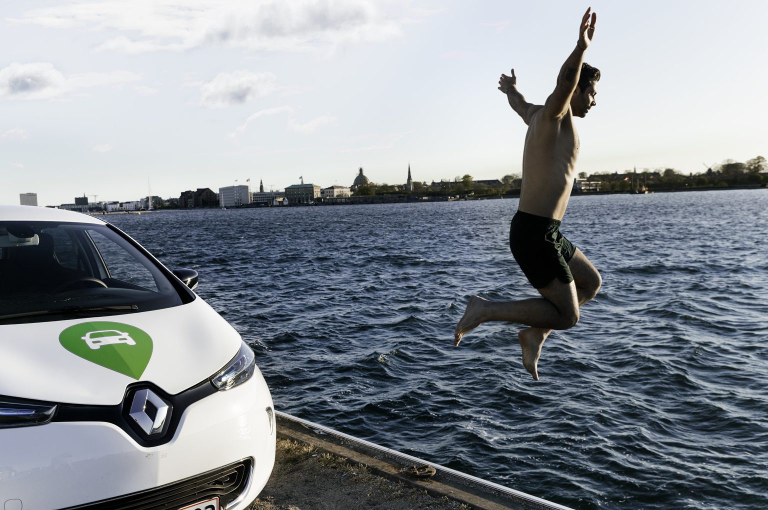 GM_2020_Vandet-1536x1020 Man jumping in the lake next to a GreenMobility car