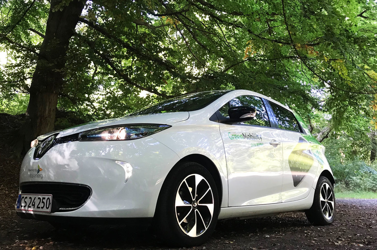Green_skov GreenMobility car under tree
