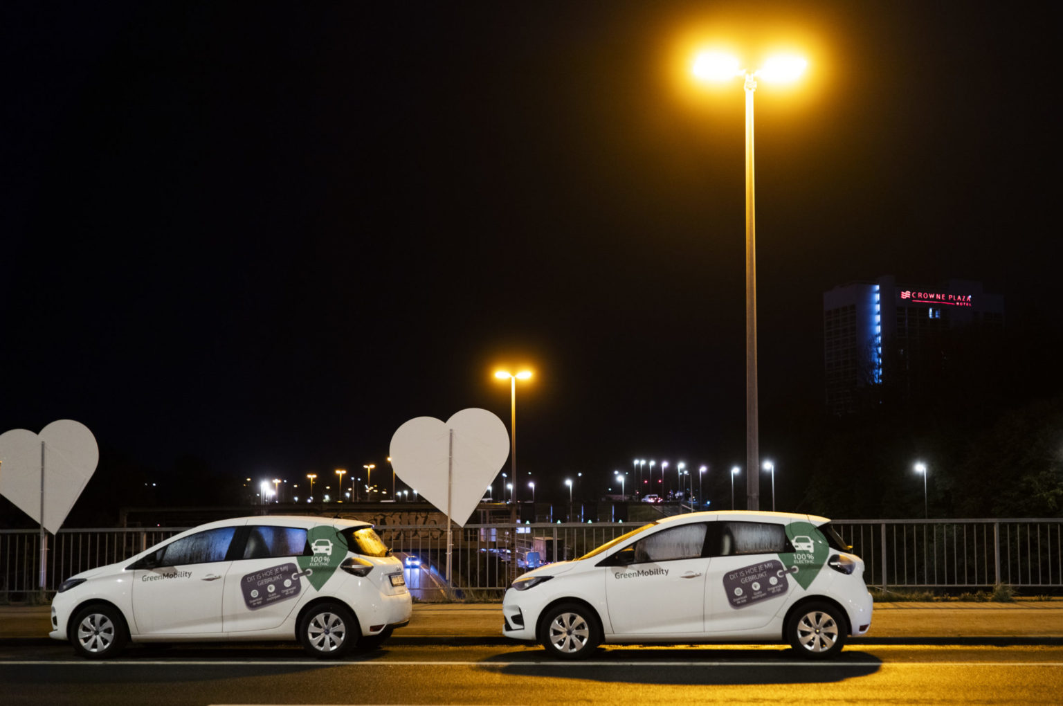 Lennen Descamps0045 GreenMobility cars in a row at night