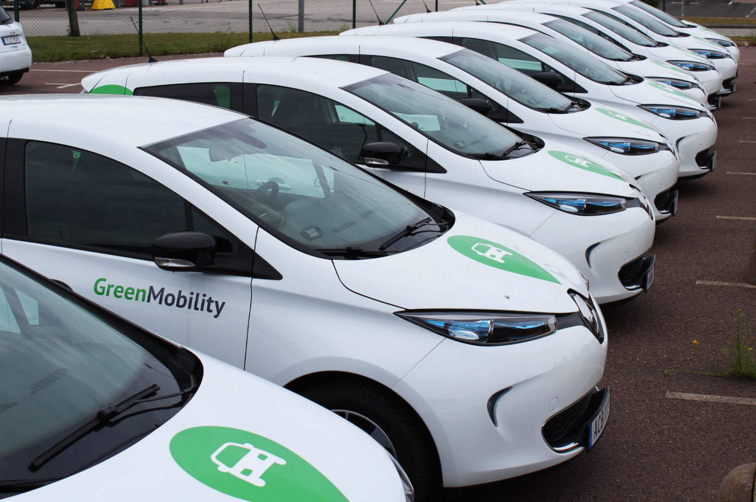pulje-biler long row of GreenMobility cars