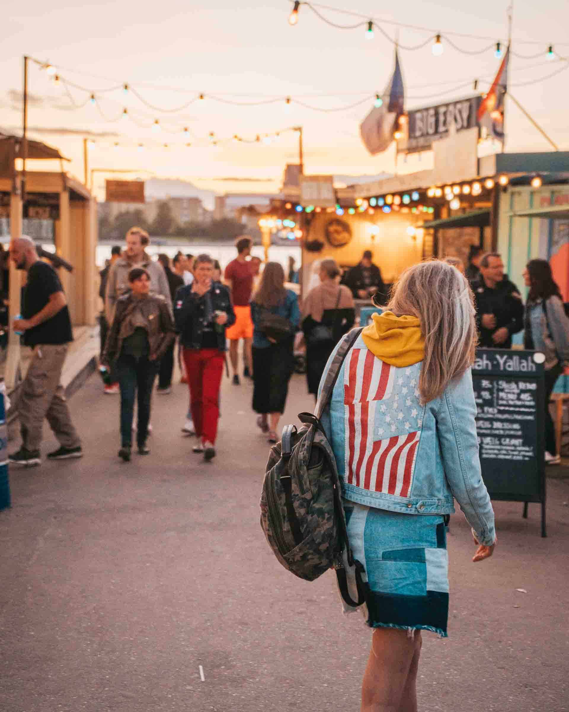 Pige på streetfood