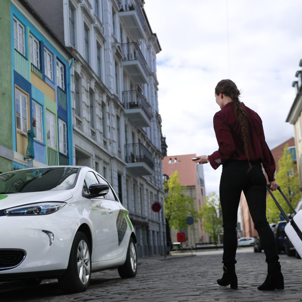 _X6I7187 girl is prebooking car