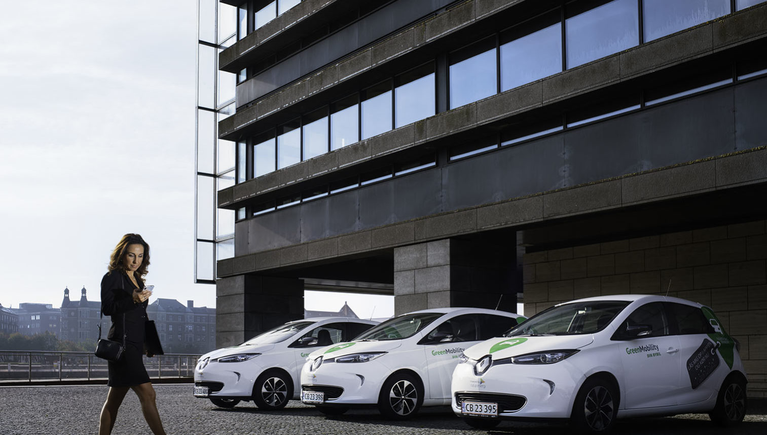 GreenMobility_B2B_Puljebiler Business woman is using GreenMobility